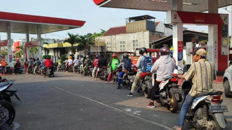 Shell, Vivo, dan BP Batal Beli BBM dari Pertamina, Antrean Mengular di SPBU - Ole.co.id